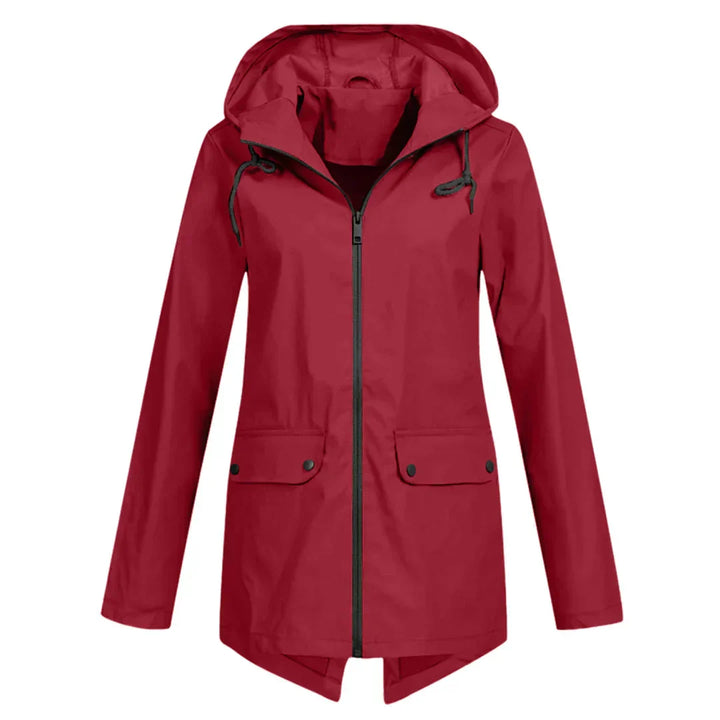 Femme urbaine en manteau de pluie long élégant, protection et style pour l'extérieur quotidien.