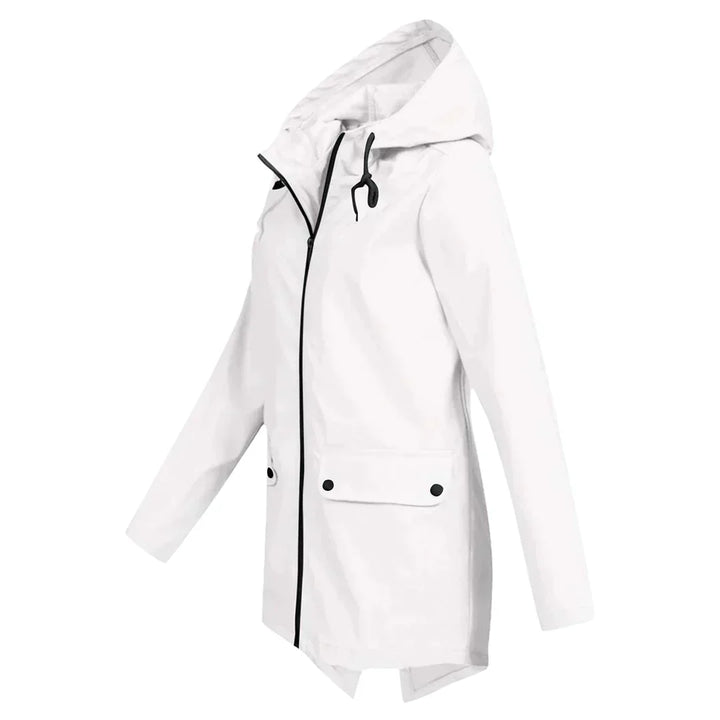 Silhouette élégante d'un manteau de pluie long femme, protection coupe-vent et imperméable fluide.