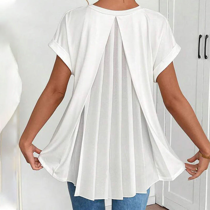Chemisier femme plissé, manches courtes. Un haut moderne et élégant, parfait pour le confort et le style quotidien.