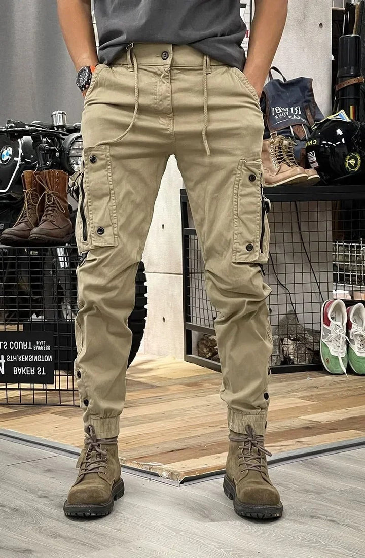 Gros plan sur le tissu stretch d'un pantalon cargo homme slim. Texture douce et résistant, offrant un grand confort.
