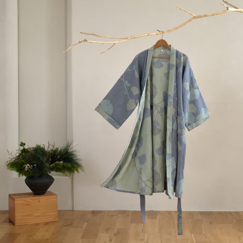 Élégant peignoir kimono réversible pour femme, design polyvalent offrant confort et style moderne.