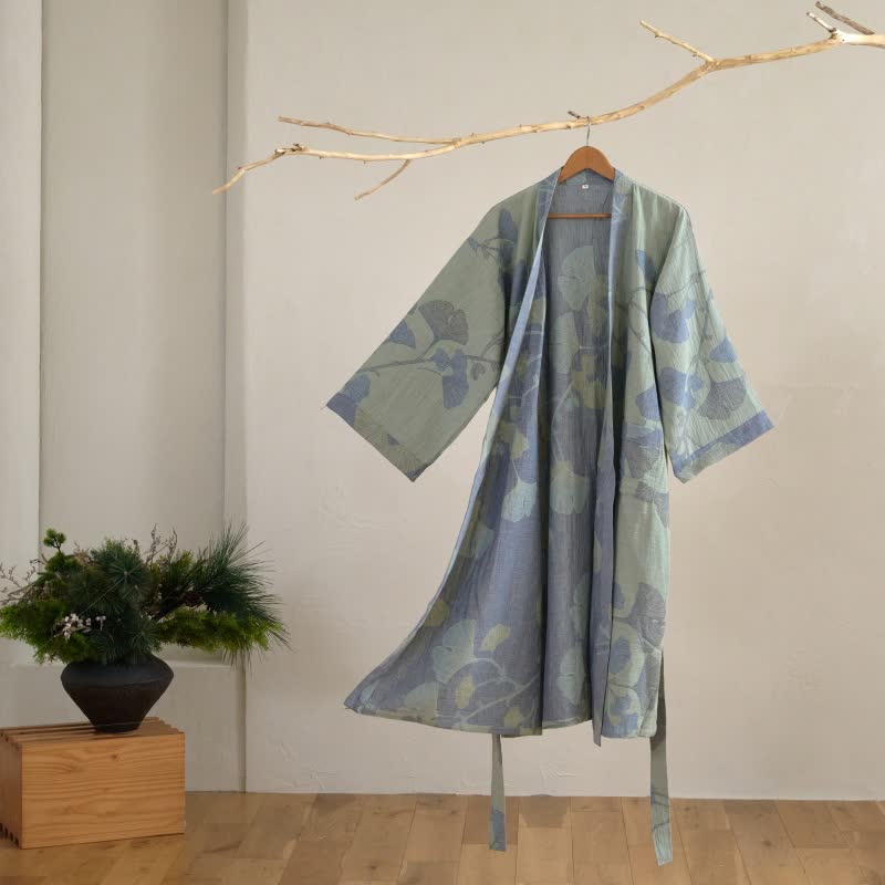 Peignoir kimono femme réversible avec ceinture, alliant confort et élégance pour la maison.