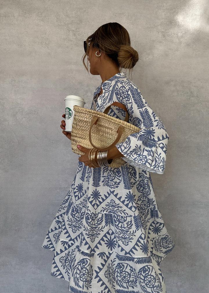 Robe maxi Anastasia fleurie et fluide pour femme, style bohème chic d'été, couleur blanche, décolleté V.