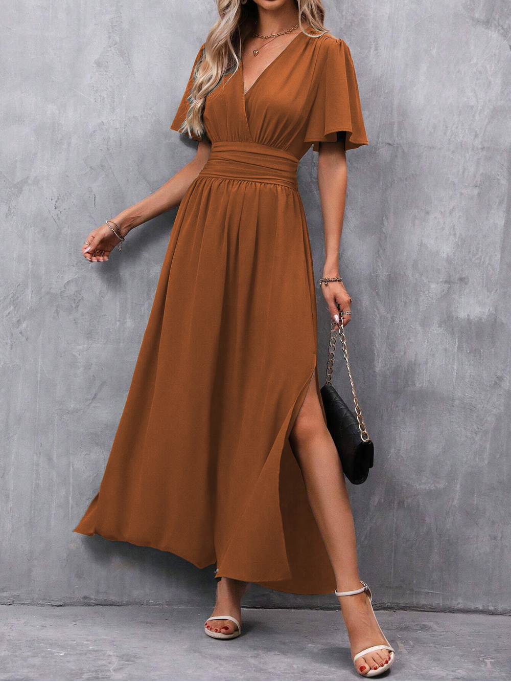 Silhouette élégante de robe longue fluide pour femme, avec ceinture. Idéale pour soirée habillée, gala ou cérémonie.