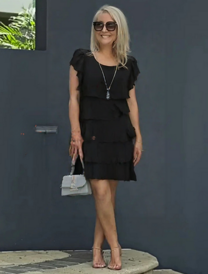 Robe midi féminine à volants et manches courtes, parfaite pour une allure élégante et décontractée cet été.