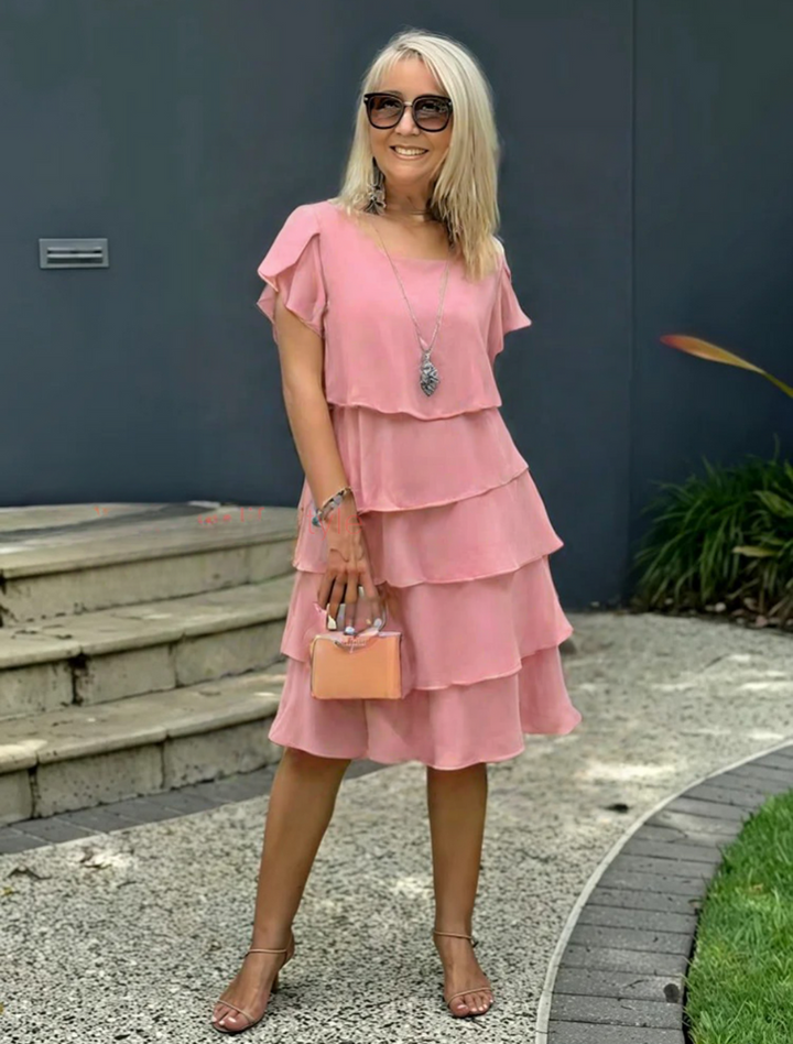 Sublime robe midi femme à volants et manches courtes. Tenue estivale fluide et élégante pour un look mode décontracté.