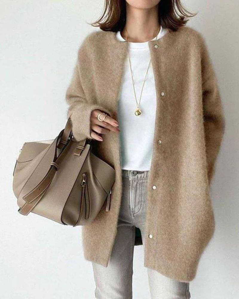 Cardigan femme élégant et confortable pour l'automne, vêtement féminin chic. Idéal pour superposition.