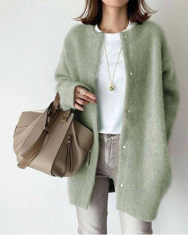 Gilet cardigan femme kaki chic décontracté, parfait pour superposition en mode automne. Veste légère.