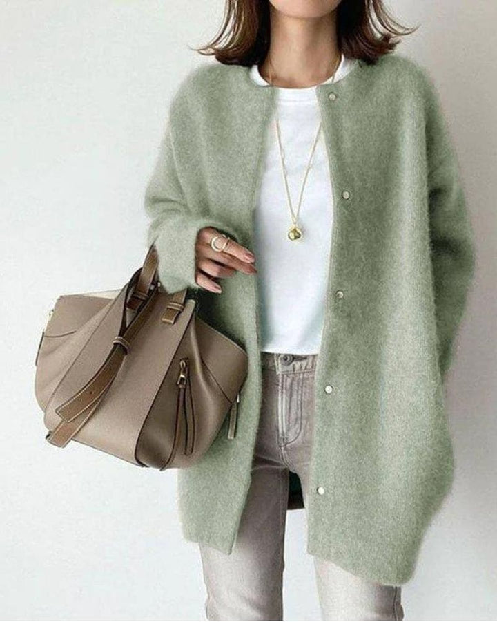 Gilet cardigan femme kaki chic décontracté, parfait pour superposition en mode automne. Veste légère.