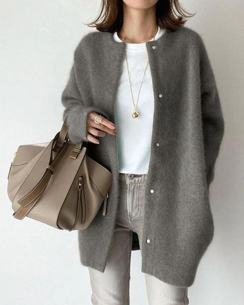 Cardigan gris femme élégant et confortable, idéal pour le style automne. Vêtement féminin chic.