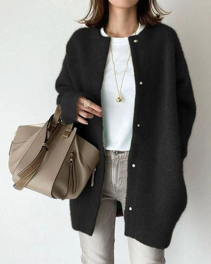 Cardigan femme style moderne, confortable et élégant. Parfait pour l'automne, une veste légère chic.