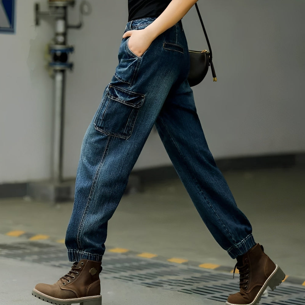Pantalon jean femme patchwork à coupe droite, confortable et stylé, parfait pour la mode printemps décontractée.