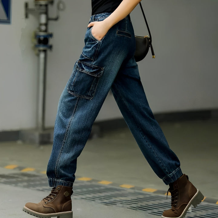 Pantalon jean femme patchwork à coupe droite, confortable et stylé, parfait pour la mode printemps décontractée.