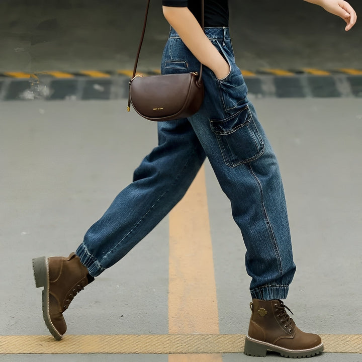 Jean femme patchwork décontracté avec multiples poches, offrant un style unique et un confort idéal pour les vêtements quotidiens.