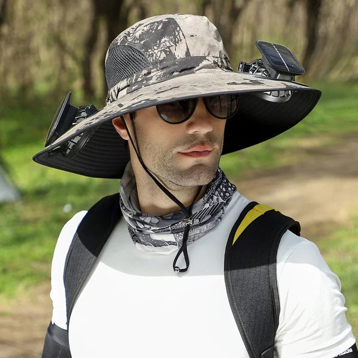 Casquette sport solaire anti-UV avec ventilateur pour activités de plein air. Fraîcheur ajustable en randonnée.
