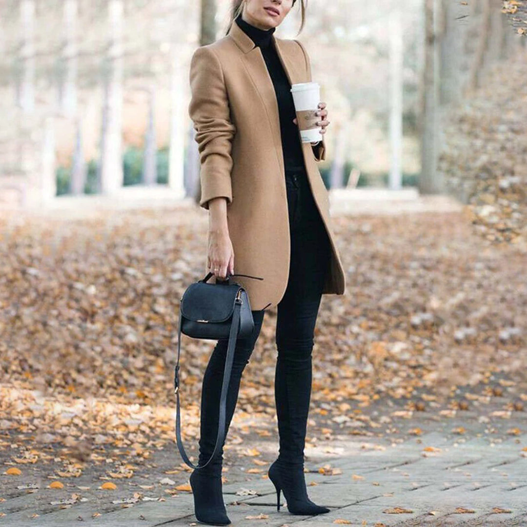 Blazer long femme Aurore vu de face, design moderne et chic. Idéal pour le bureau ou une tenue décontractée élégante.