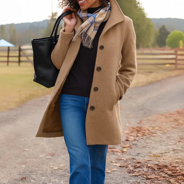 Manteau femme à la coupe longue et classique, parfait pour les journées froides d'hiver et d'automne.
