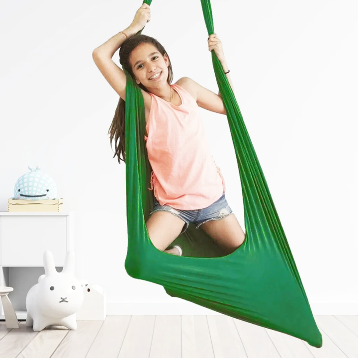 Confortable hamac sensoriel ZenSwing, parfait pour la détente et la relaxation profonde des enfants à la maison.