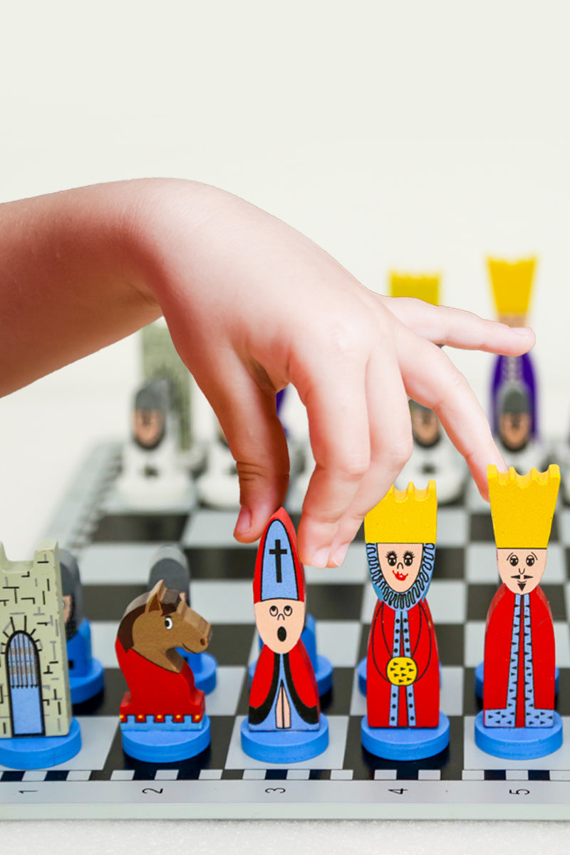 Enfants jouant avec l'ensemble d'échecs en bois, stimulant la stratégie, la pensée logique et l'éducation.