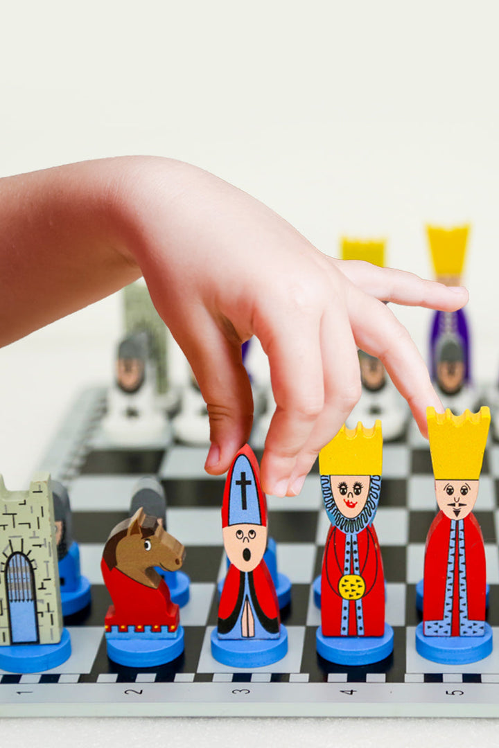 Enfants jouant avec l'ensemble d'échecs en bois, stimulant la stratégie, la pensée logique et l'éducation.