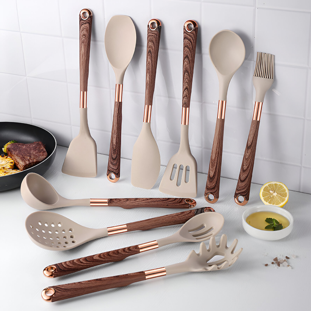Assortiment de spatules, louches et fouets en silicone, durables et résistants aux hautes températures.