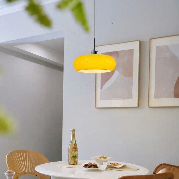 Suspension design Bauhaus minimaliste. Apporte une lumière douce, parfaite pour une décoration intérieure épurée.