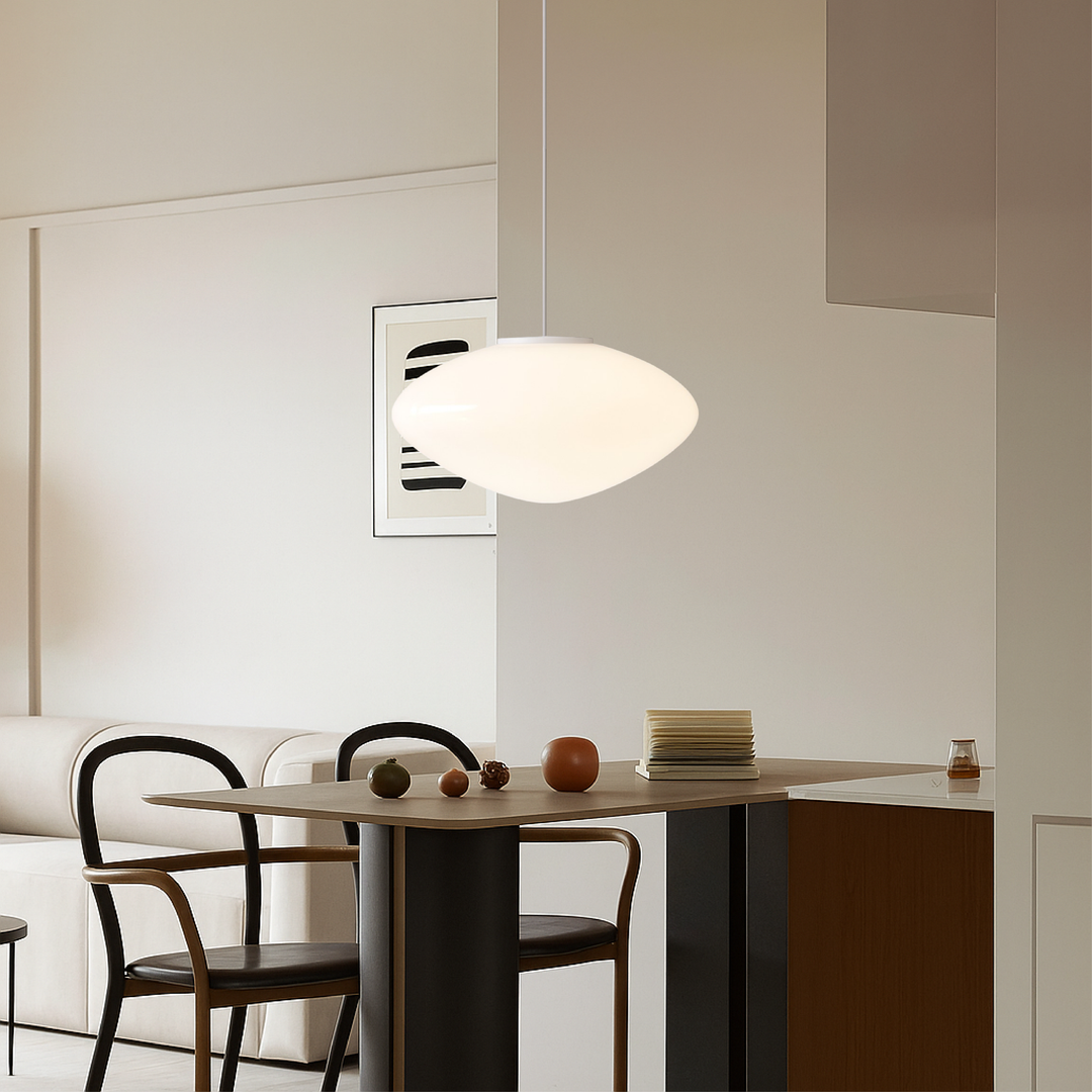 Pendentif lumineux danois, lampe suspendue design scandinave pour un éclairage doux et moderne.