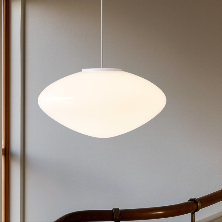 Lampe suspendue danoise classique, design scandinave minimaliste pour salon ou salle à manger.