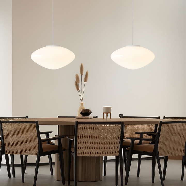 Lampe suspendue minimaliste style Japandi, parfaite pour chambre ou salle à manger moderne.