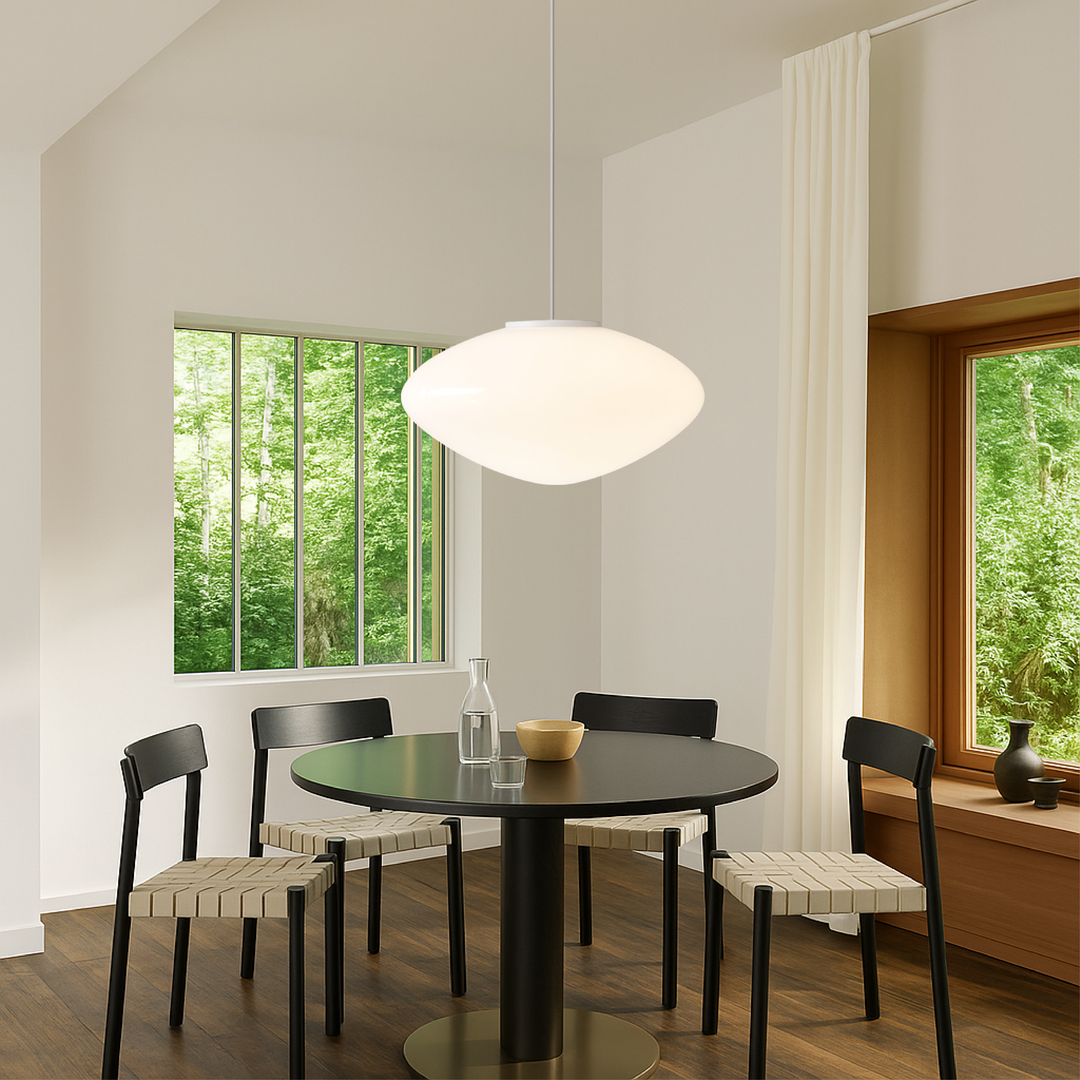 Éclairage design scandinave, lampe suspendue classique danoise diffusant une lumière douce et chaleureuse.
