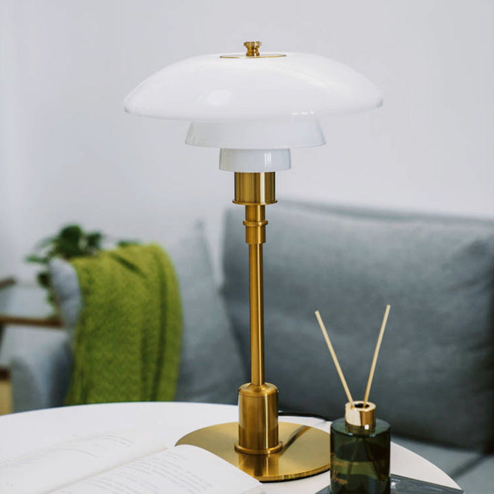 Lampe de table LED style scandinave. Offre un éclairage doux et un design moderne pour votre espace.