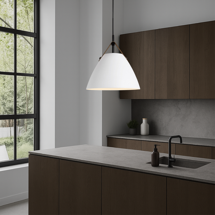 Lampe suspendue colorée en fer pour un salon moderne, éclairage scandinave qui dynamise la pièce.