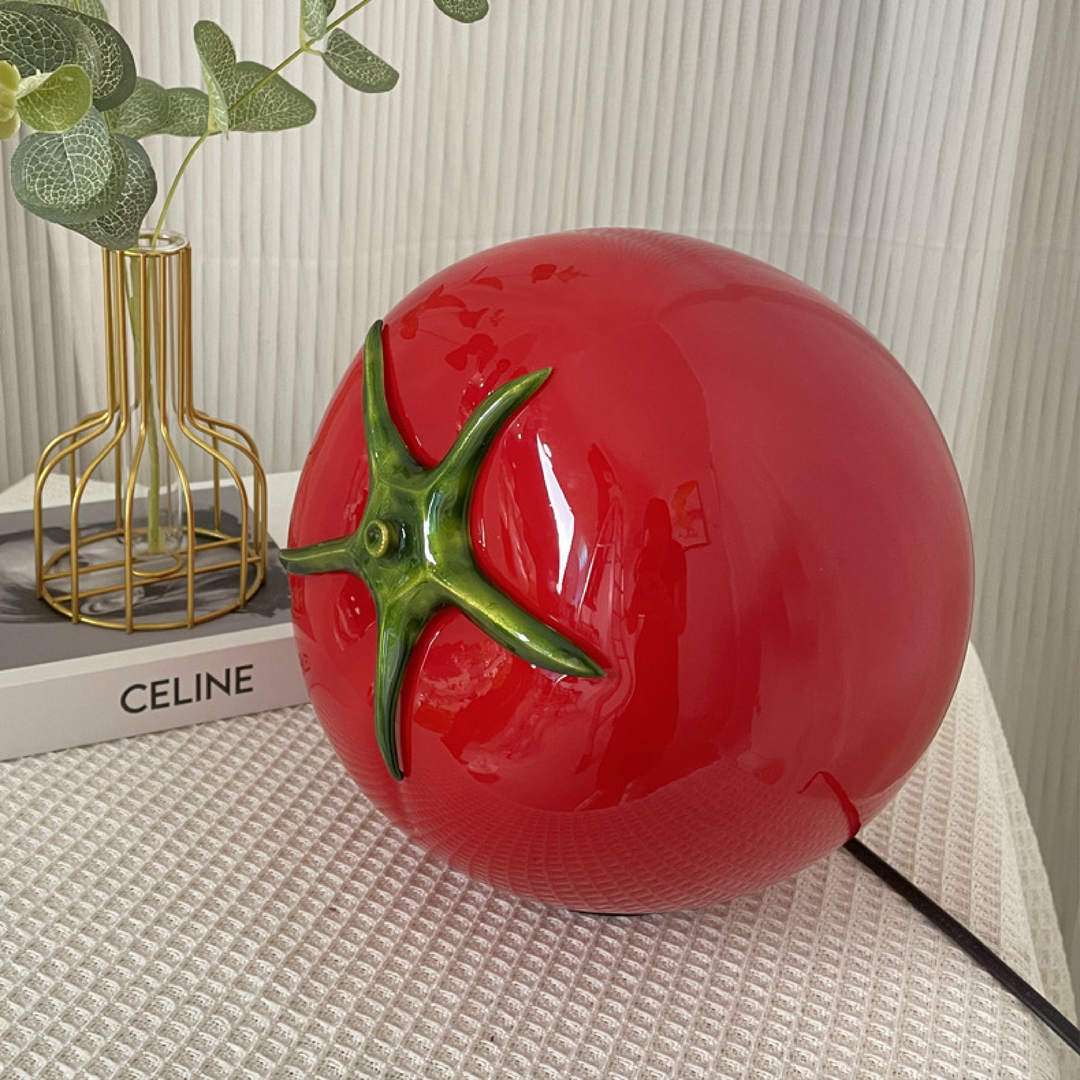 Éclairage intérieur: lampe de table LED rouge tomate, design minimaliste et fonctionnel.