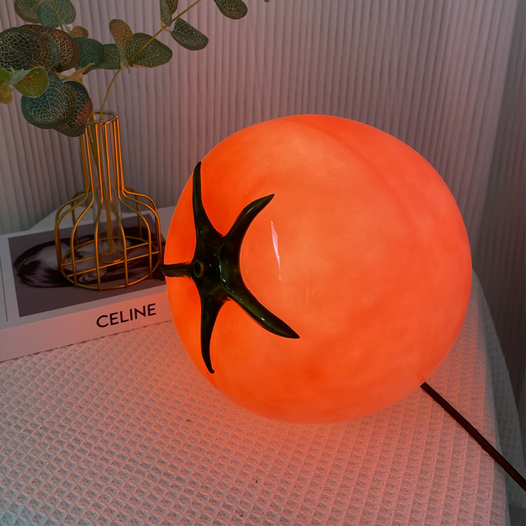 Lampe LED rouge et jaune en forme de tomate, créant une ambiance chaleureuse et lumineuse.