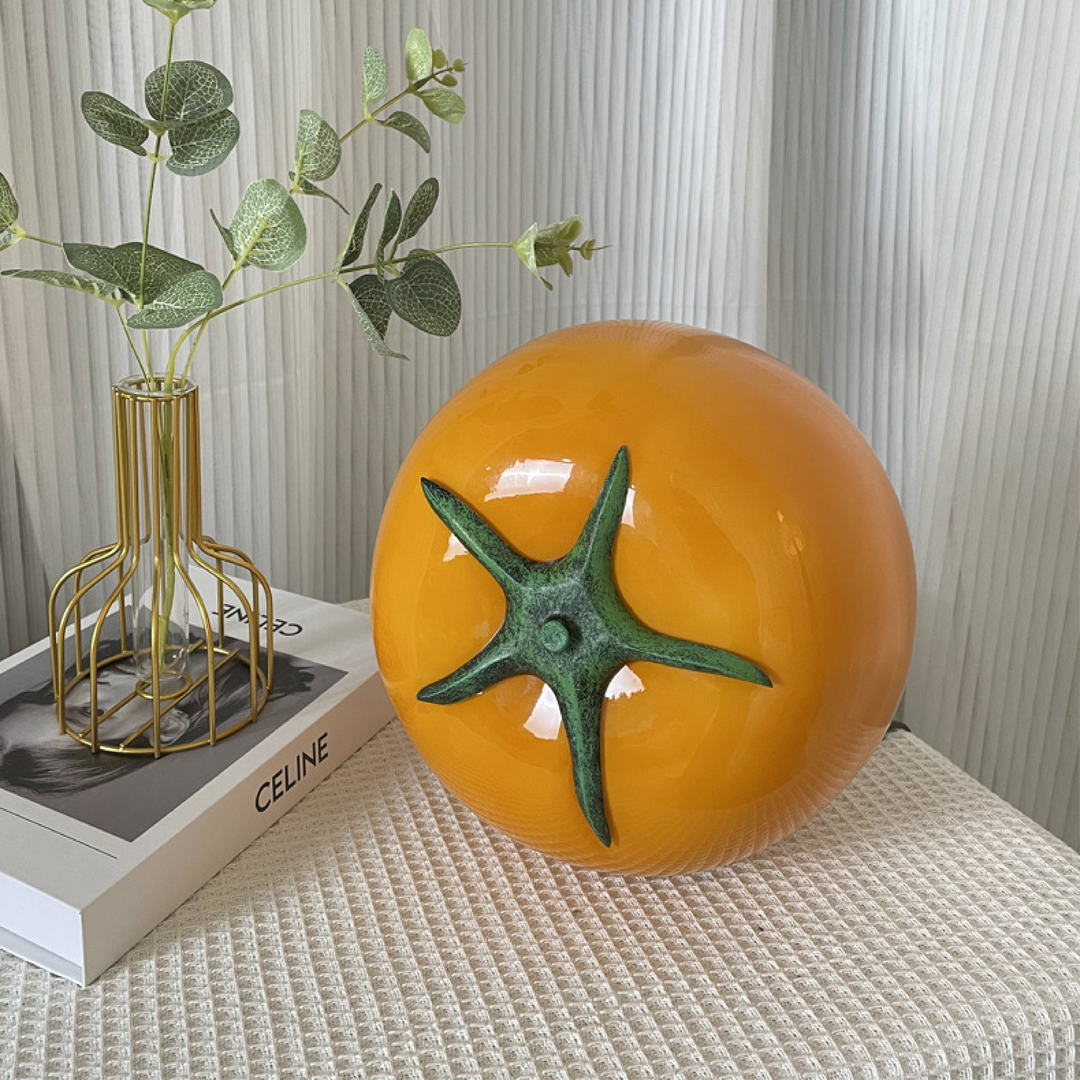 Lampe de table design minimaliste 'tomate' pour une touche de couleur et une ambiance douce.