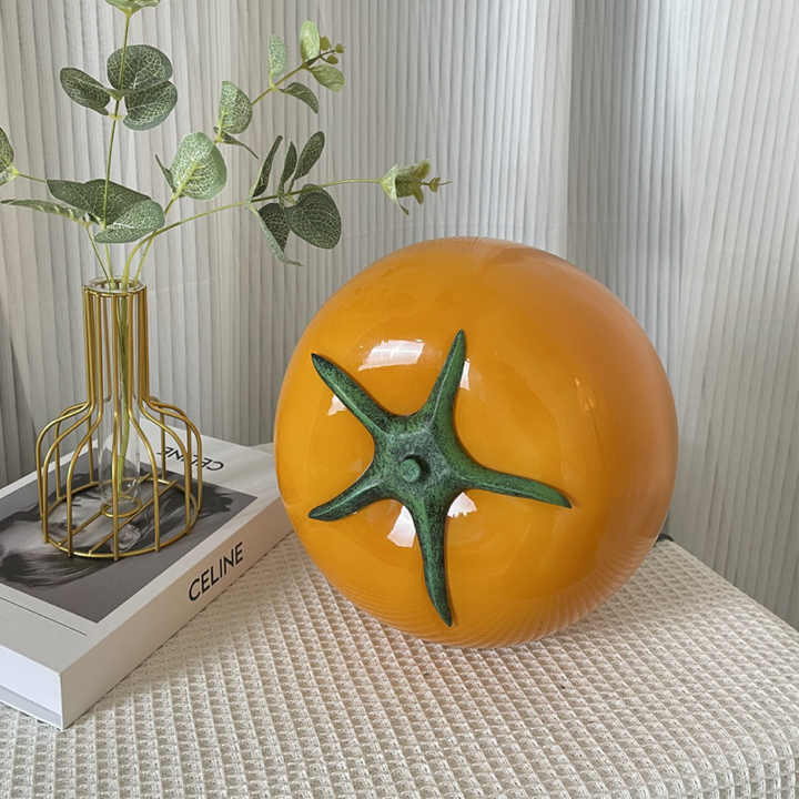 Lampe de table design minimaliste 'tomate' pour une touche de couleur et une ambiance douce.