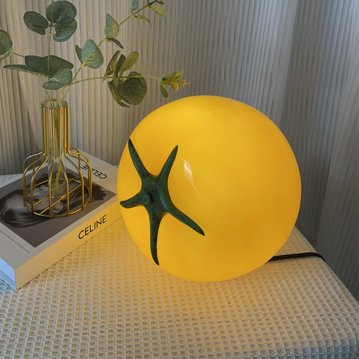 Luminaire de table unique style tomate, décoration intérieure minimaliste et contemporaine.