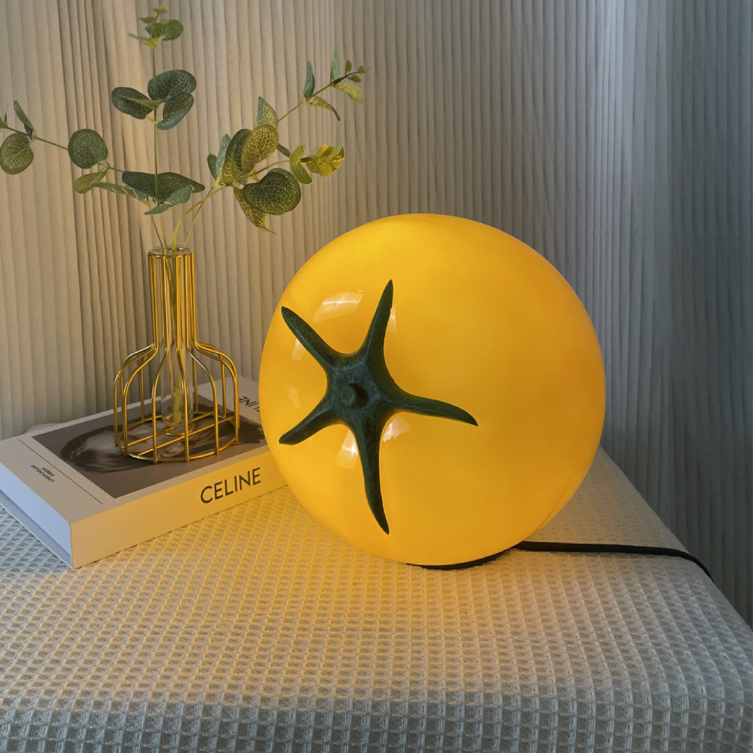 Luminaire décoratif tomate, lampe de table rouge pour un éclairage d'ambiance design et unique.