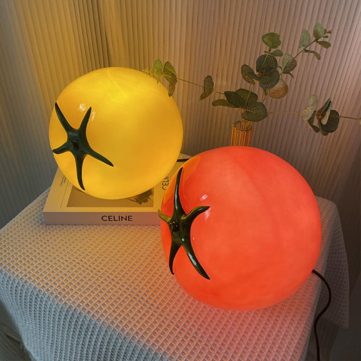Lampe de table tomate minimaliste, design moderne pour un éclairage intérieur élégant.