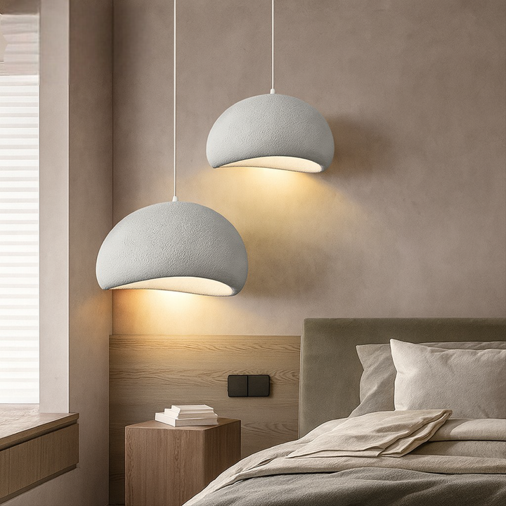 Luminaire dôme Wabi-Sabi en polystyrène, design minimaliste pour éclairage doux au-dessus d'une table à manger.