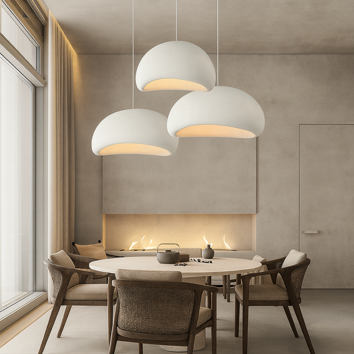 Lampe suspendue Wabi-Sabi dôme texturé, créant une ambiance sereine et une lumière douce. Idéale pour salon.