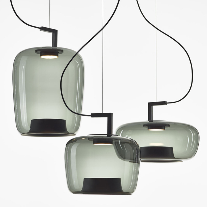 Esthétique raffinée d'une lampe suspendue en verre, design intemporel.