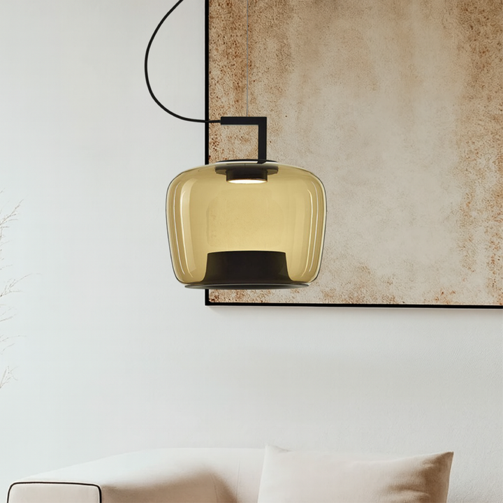 Décoration intérieure avec une lampe en verre teinté style classique moderne.