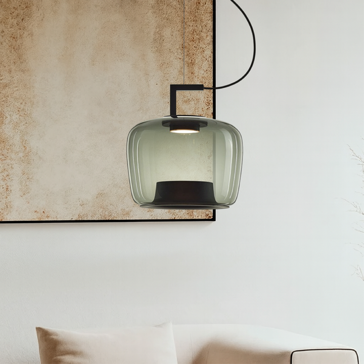 Éclairage d'ambiance avec lampe suspendue en verre design pour cuisine raffinée.