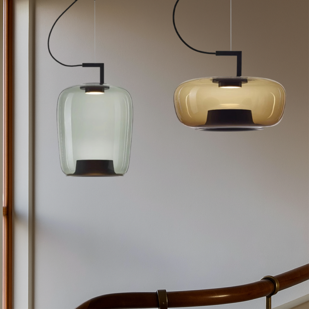 Luminaire suspendu en verre élégant, idéal pour salle à manger moderne.