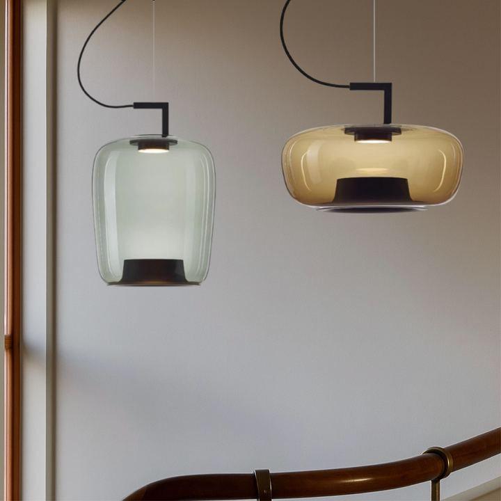 Luminaire suspendu en verre élégant, idéal pour salle à manger moderne.