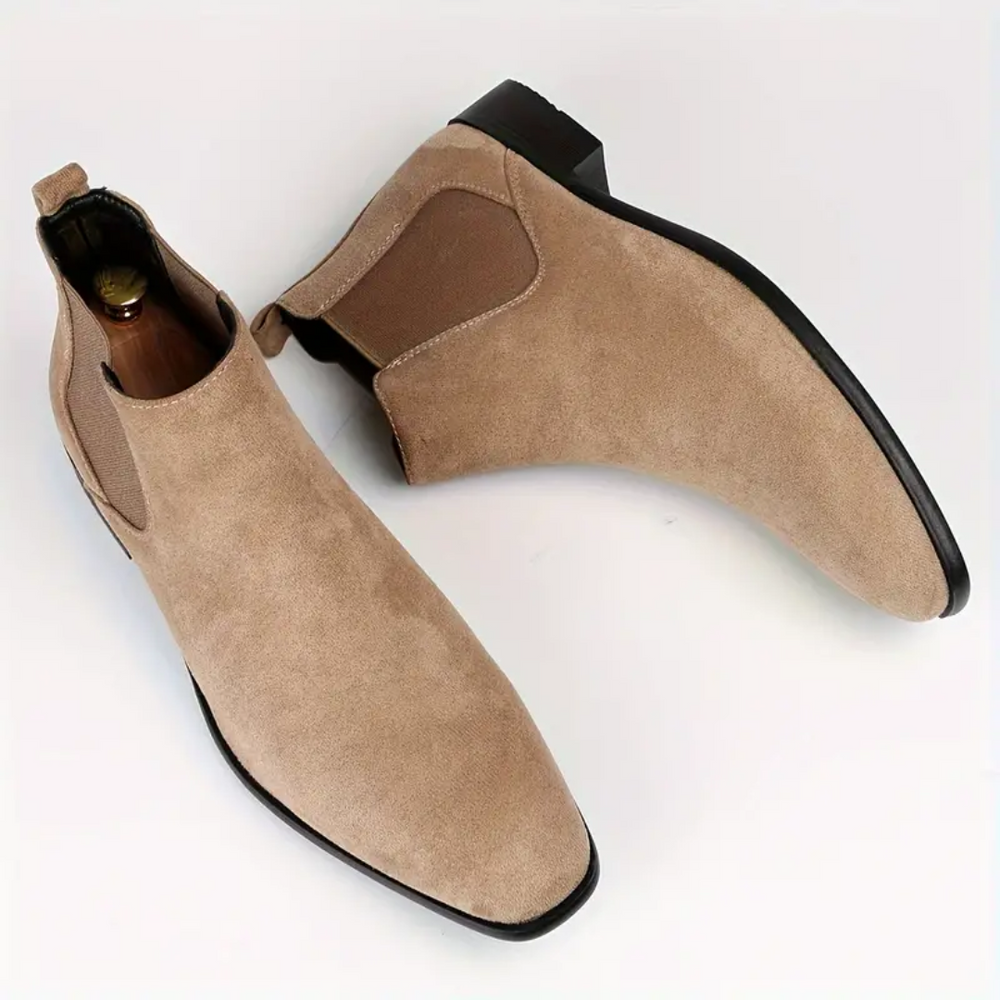 Bottines Chelsea homme noires, idéales pour un look business ou urbain, alliant élégance classique et polyvalence mode.