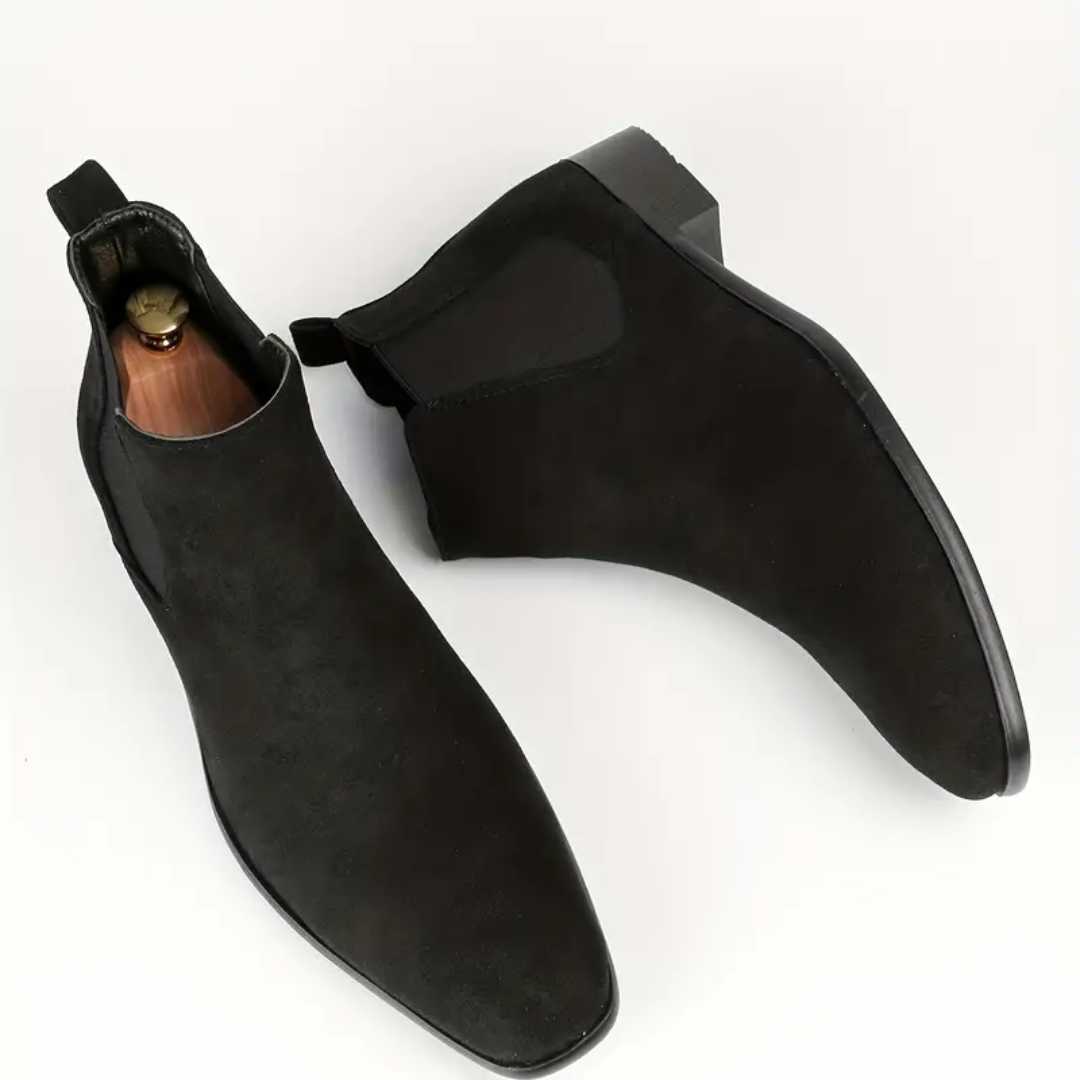Paire de bottines Chelsea en cuir lisse pour homme, robustes et élégantes, idéales pour la mode masculine urbaine.