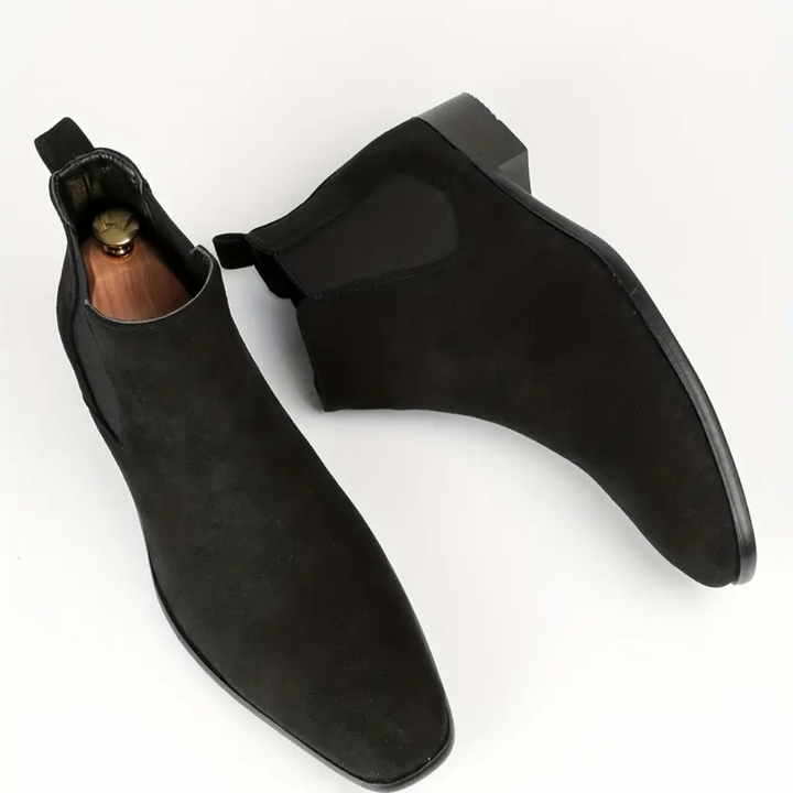 Paire de bottines Chelsea en cuir lisse pour homme, robustes et élégantes, idéales pour la mode masculine urbaine.