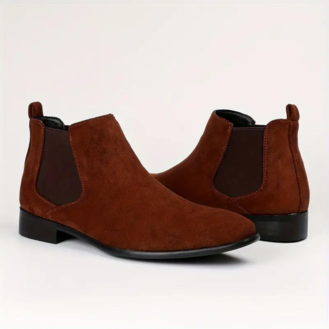 Bottines Chelsea homme robustes au style classique intemporel, parfaites pour une tenue élégante et durable en ville.